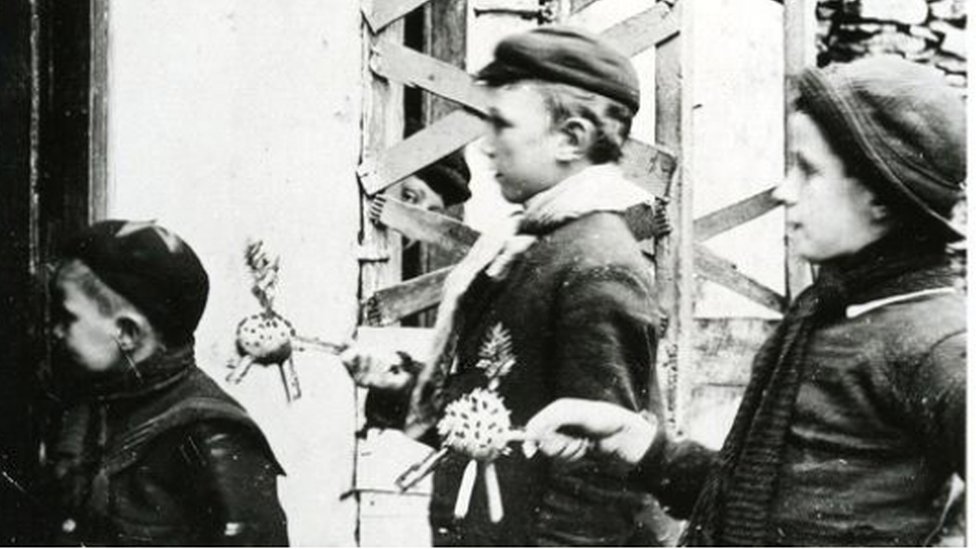 أطفال يحملون التفاح في ويلز