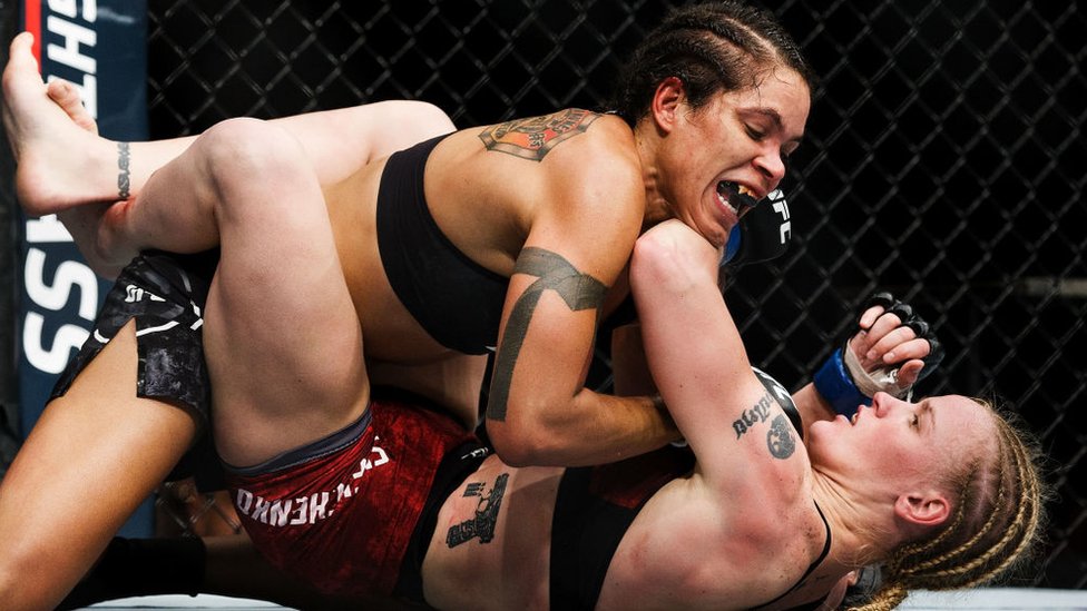 La luchadora brasileña de MMA Amanda Nuñez pelea contra Valentina Shevchenko, septiembre de 2017