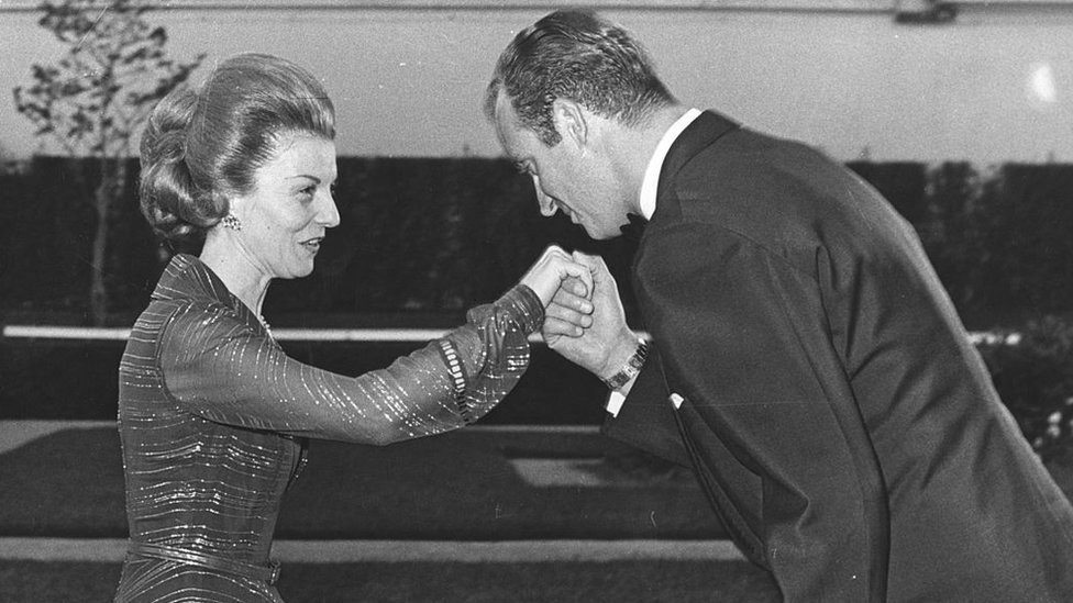 26 de junio de 1974: la presidenta en funciones de Argentina, Isabel de Perón, con el príncipe Juan Carlos en una cena ofrecida por él y su esposa, la princesa Sofía de España.