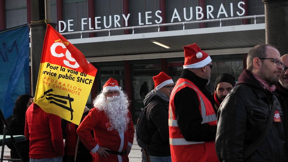 Железнодорожники SNCF подают рождественские обеды перед станцией Les Aubrais недалеко от Орлеана, центральная Франция, 23 декабря 2019 г.