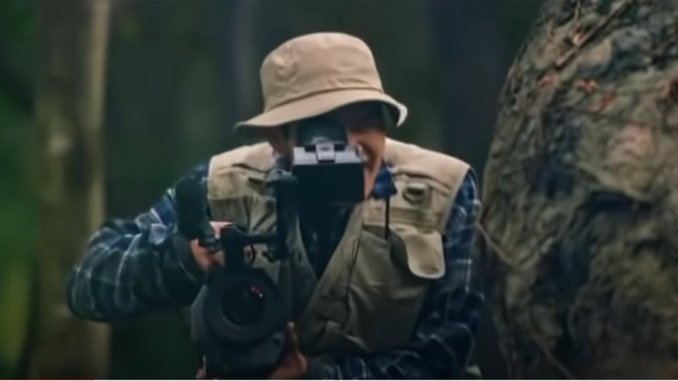 Una escena de un anuncio de Seoul Milk. El video de 52 segundos comienza cuando un explorador con una cámara deambula por las montañas.