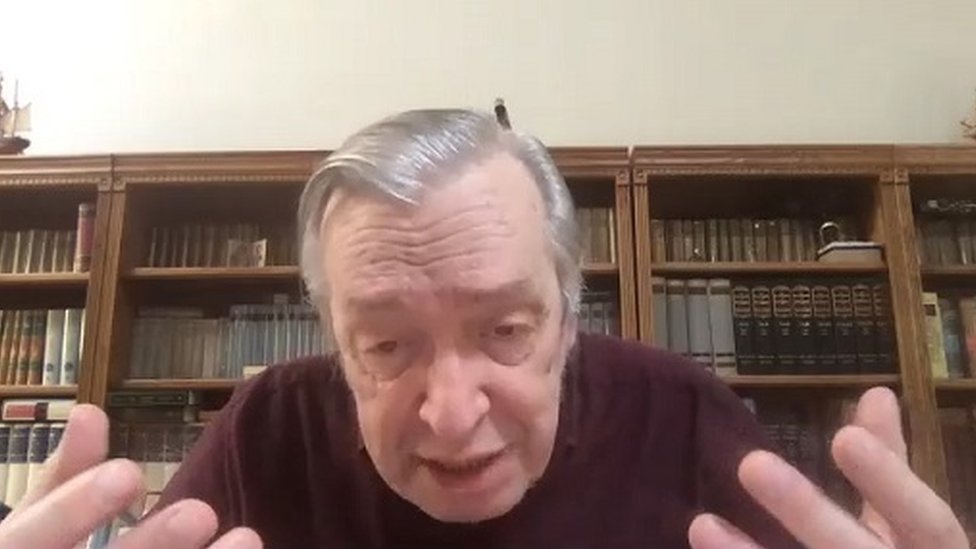 Olavo gesticula em entrevista remota para a BBC