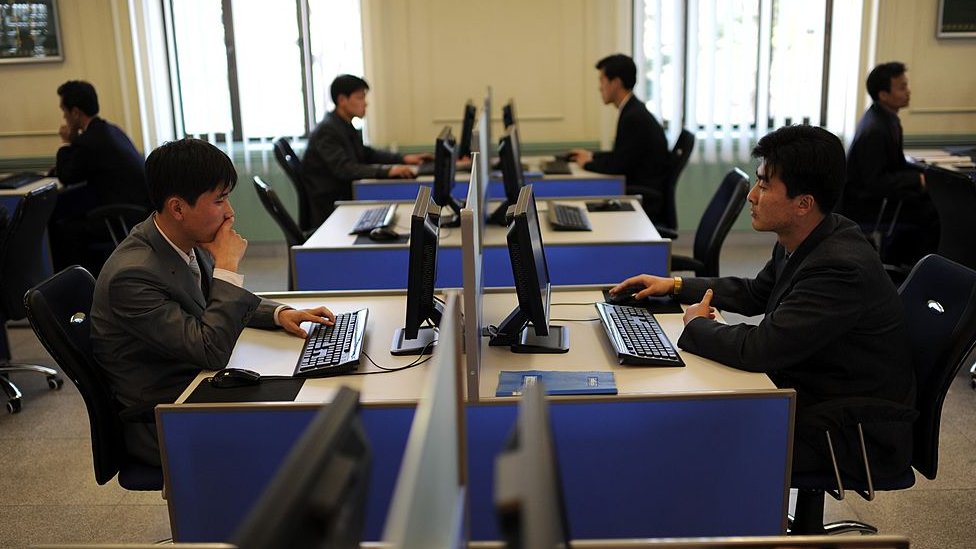 Северокорейские студенты работают на своих компьютерах в Университете Ким Ир Сена в Пхеньяне, 11 апреля 2012 года.