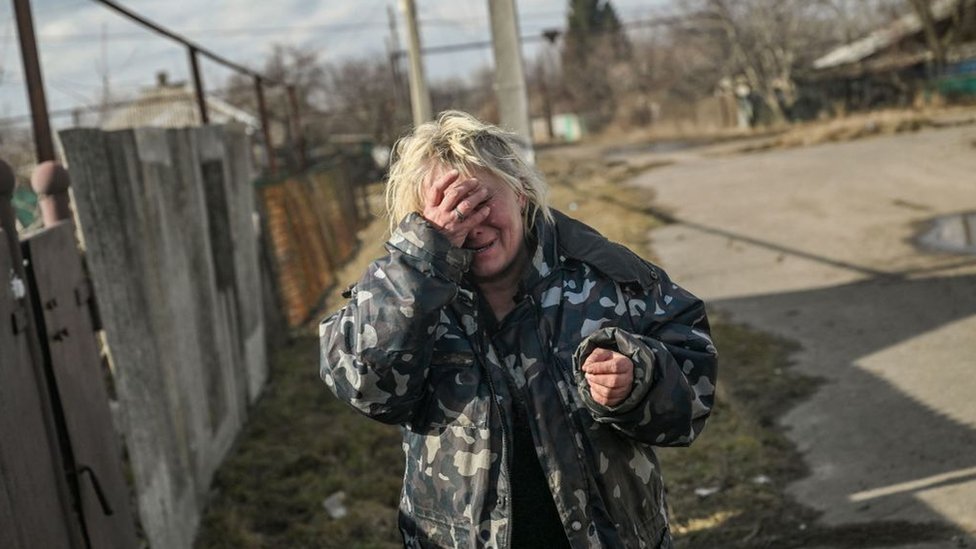 A woman is crying near Bakhmut.