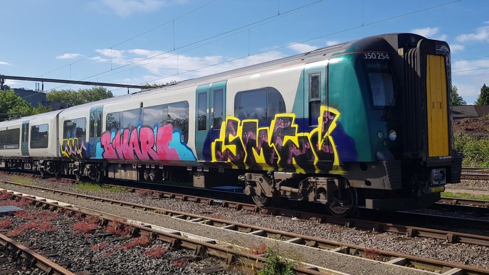 Лондонский Северо-Западный железнодорожный вагон с граффити