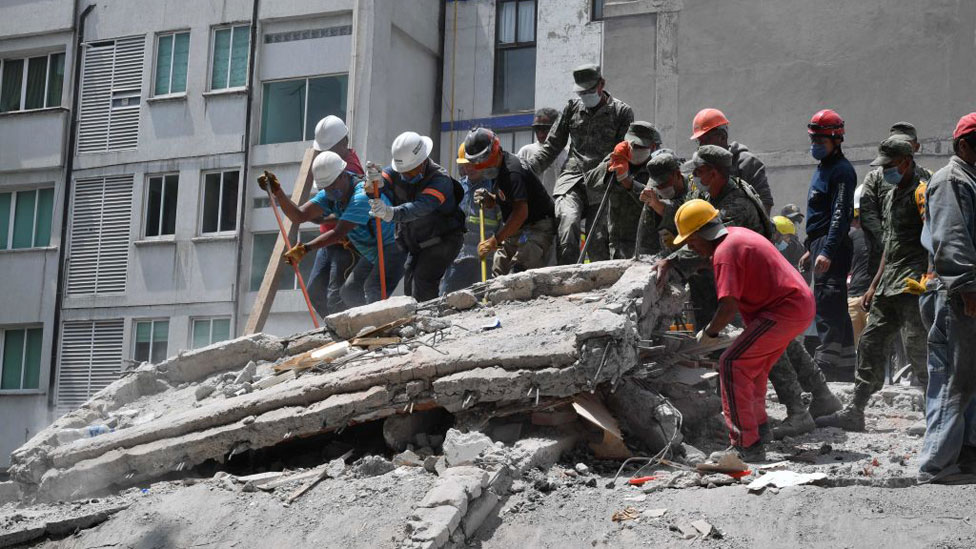 Trabajos de rescate en Ciudad de México tras un terremoto.