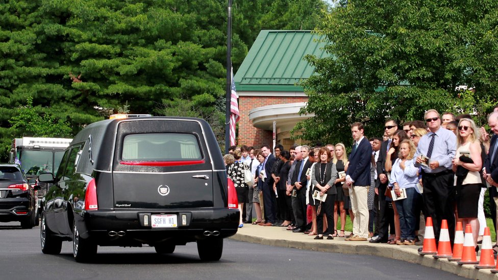 Los asistentes al funeral formaron dos filas en las calles del suburbio de Wyoming para despedir a Otto. Carroza fúnebre de Otto Warmbier