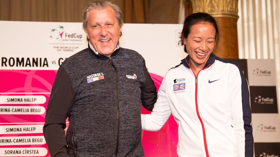 Nastase le pidió a Keothavong su número de habitación delante de la prensa, algo que Cosac describió como "una broma". Ilie Nastase y Anne Keothavong sonrientes.
