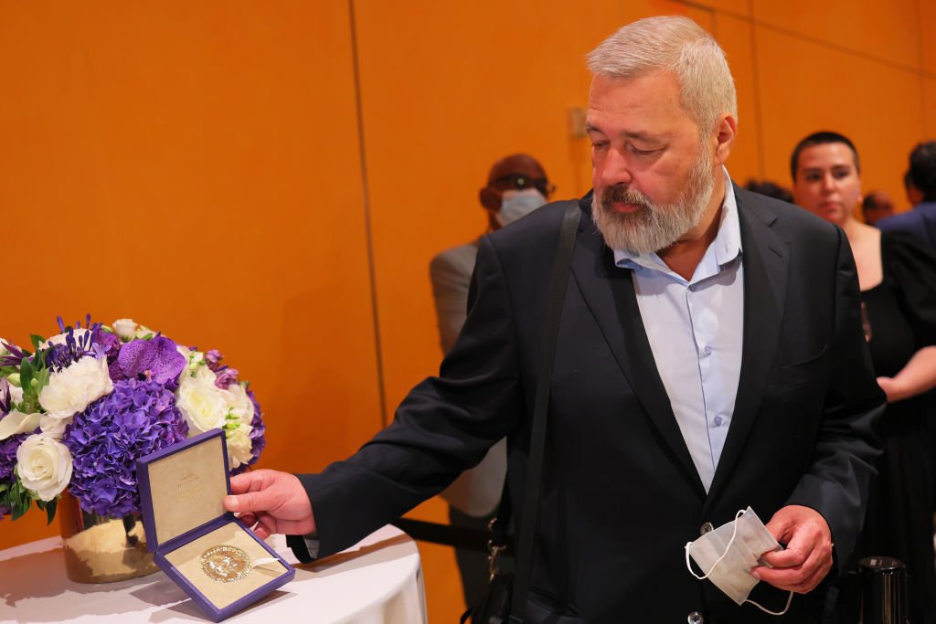 Dmitry Muratov posa en el Time Center junto a su medalla del Nobel de la Paz en 2022.
