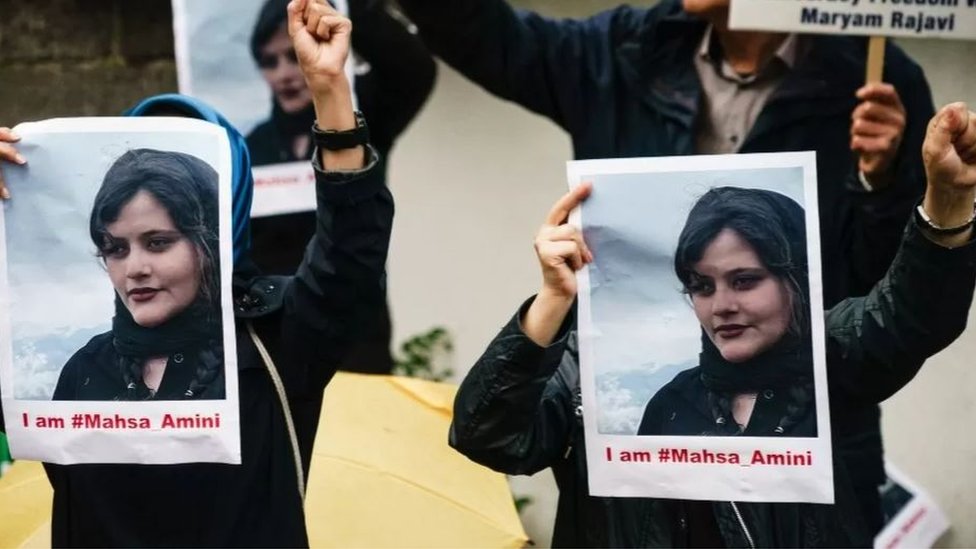 伊朗當局稱馬赫薩在德黑蘭被該國「道德警察」拘留時，沒有受到虐待，而是出現「突發性心臟衰竭」症狀。