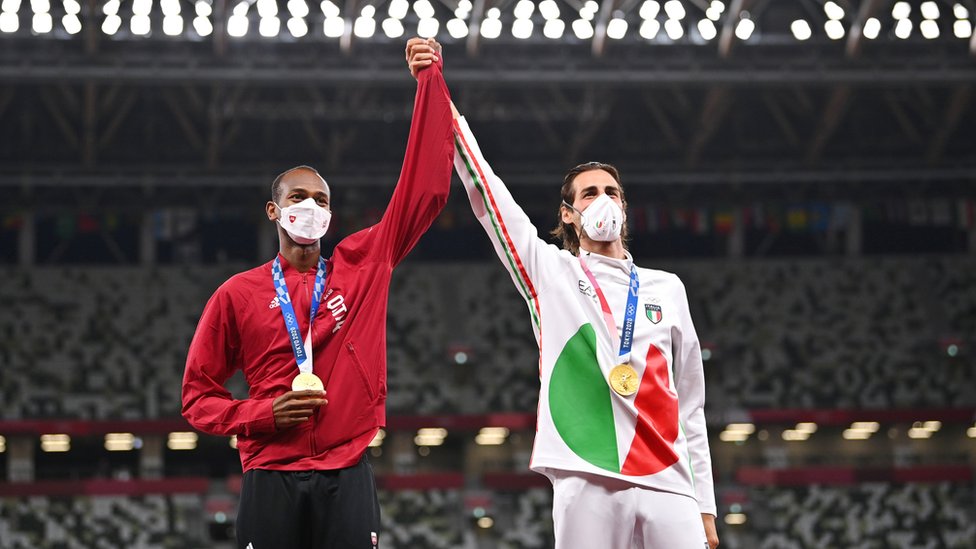 穆塔茲·伊薩·巴爾希姆（左）與意大利的吉安馬科·坦貝里（右）在頒獎台上（2/8/2021）