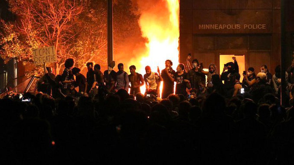 Протестующие устроили фейерверк после захвата и поджога полицейского участка Третьего участка.