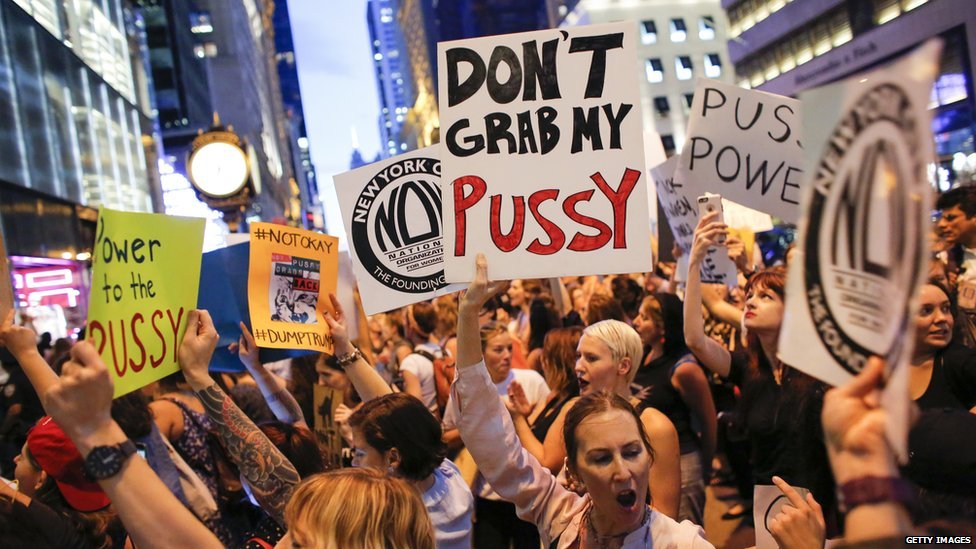 Протест женщин у Башни Трампа перед тем, как миллиардер был избран президентом в ноябре