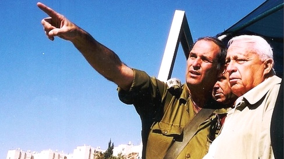 La barrera fue aprobada por el entonces primer ministro Ariel Sharon (aquí junto a Tirza). Dany Tirza y Ariel Sharon