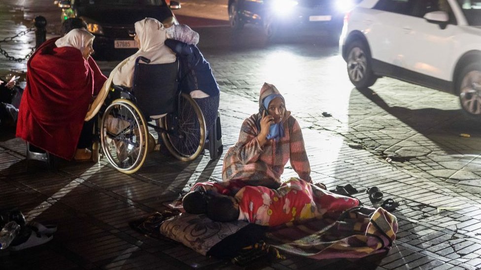 سكان يجلسون في ساحة عقب زلزال مراكش