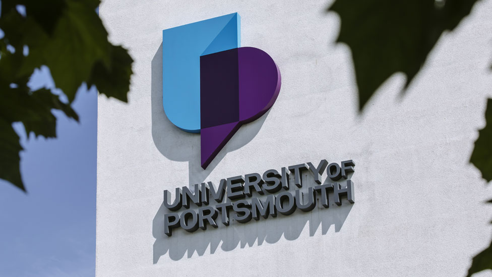 Логотип Портсмутского университета