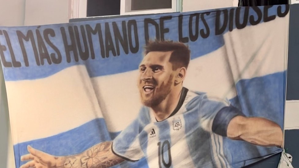 Trapo de Messi colgado en Barwargento.