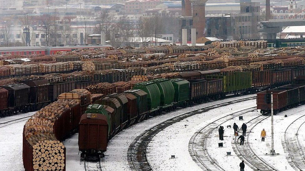 Esta imagen de 2005 muestra trenes cargados de madera rusa cruzando por la estación de ferrocarril de Suifenhe.