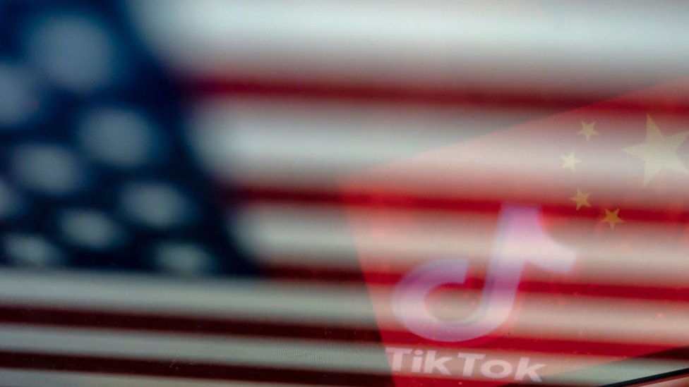 美國和中國國旗上的TikTok倒影