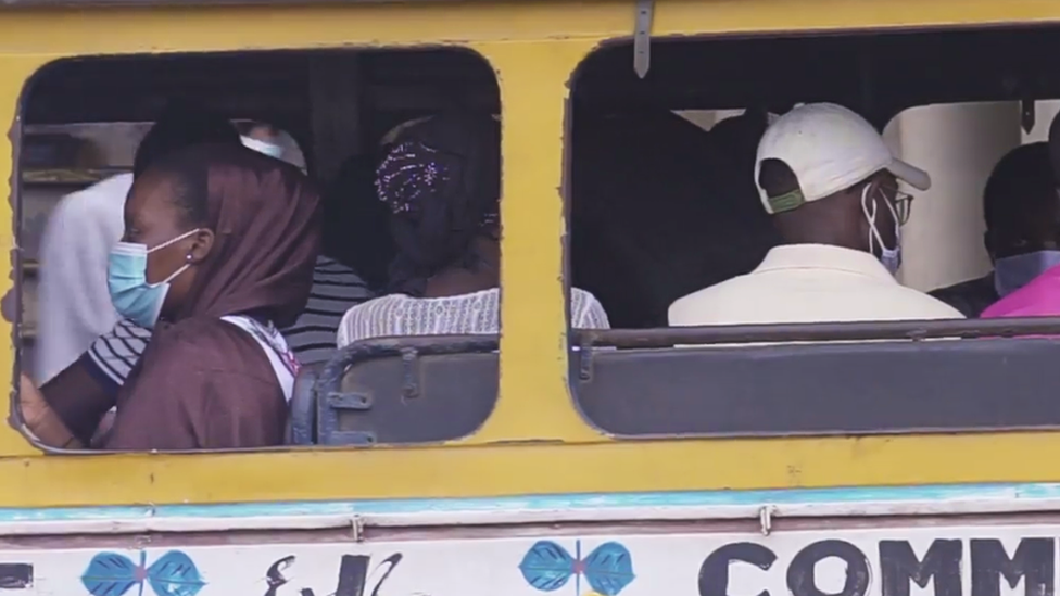 Personas con máscaras en un autobús en Dakar.