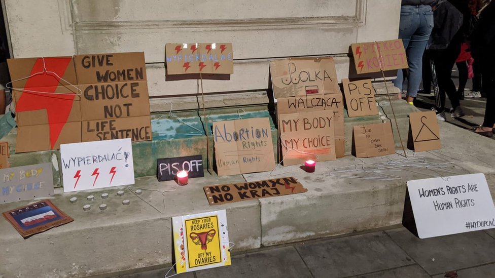 Protesti ispred poljske ambasade u Londonu