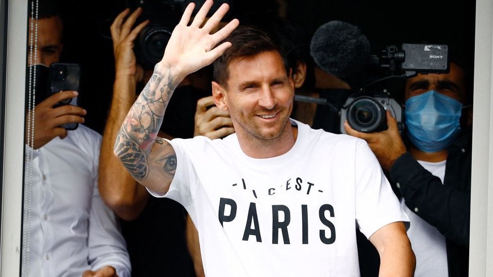 Messi saluda a fans a su llegada a París este martes.