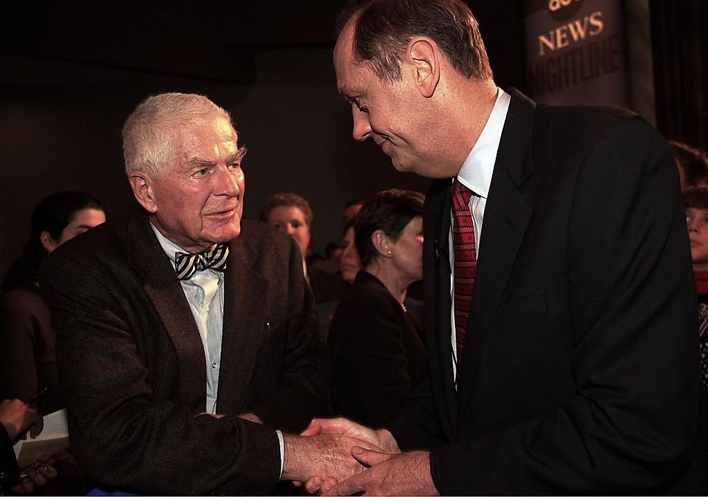 Archibald Cox (izq.) fue el fiscal especial para investigar el caso Watergate en 1973 y fue despedido por Nixon. Archibald Cox