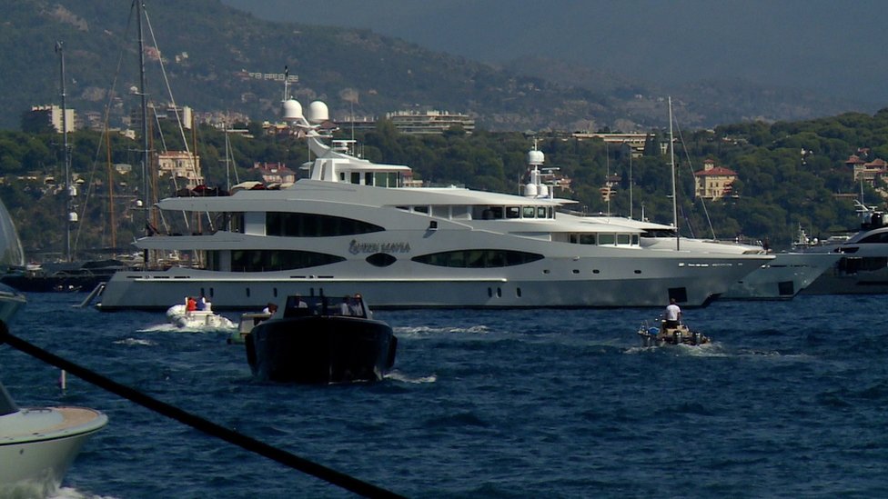 A los astilleros italianos les ha salido competencia en China y otros países de Europa. Un super yate navegando