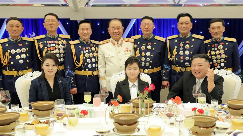 Kim Jong-un, su hija Kim Ju-ae y su esposa Ri Sol Ju.