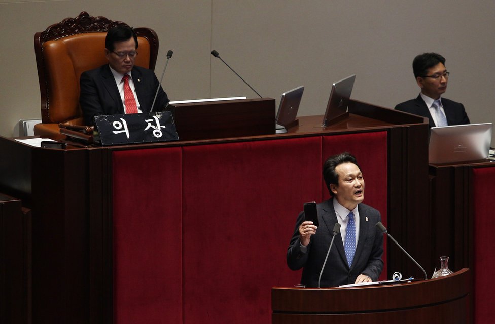 Член Национального собрания Ан Мин-Сок (на переднем плане, C) от Оппозиционной народной партии выступает в Национальном собрании в Сеуле, Южная Корея, 1 марта 2016 г.