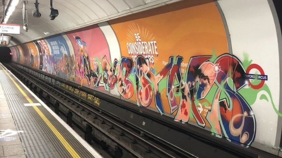 Граффити, обнаруженные на платформах линий Victoria и Bakerloo на станции Oxford Circus в День подарков