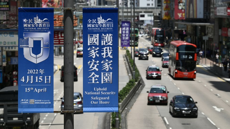 香港旺角街頭一組宣傳中國「全民國家安全教育日」的海報（15/4/2022）