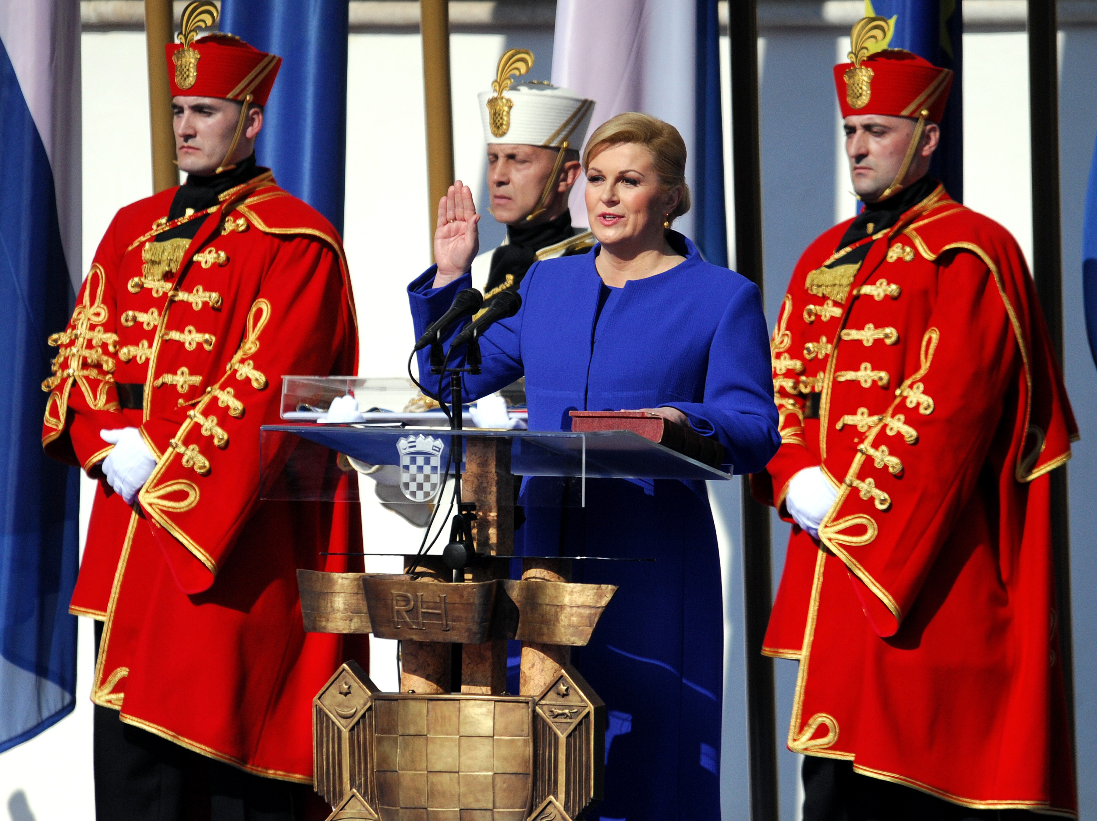 رئيسة كرواتيا كوليندا غرابار أثناء أدائها القسم الدستوري