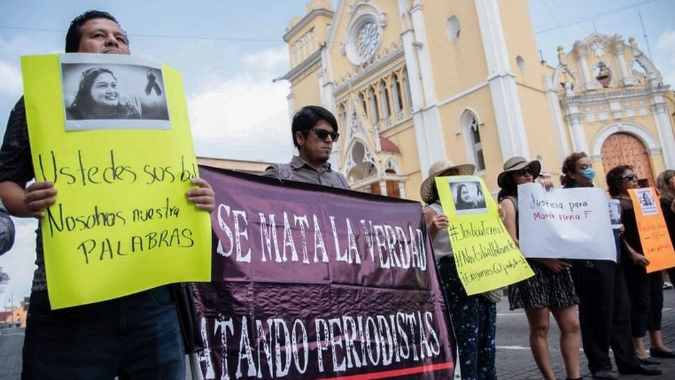 Журналисты проводят демонстрацию после убийства Марии Елены Ферраль в марте