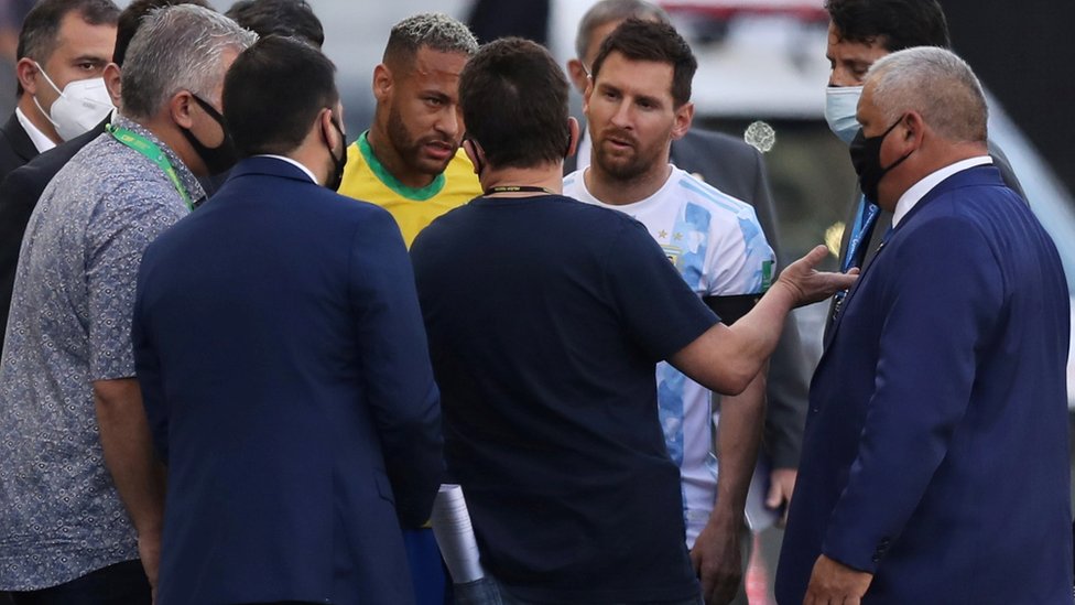 Messi y Neymar discuten con las autoridades