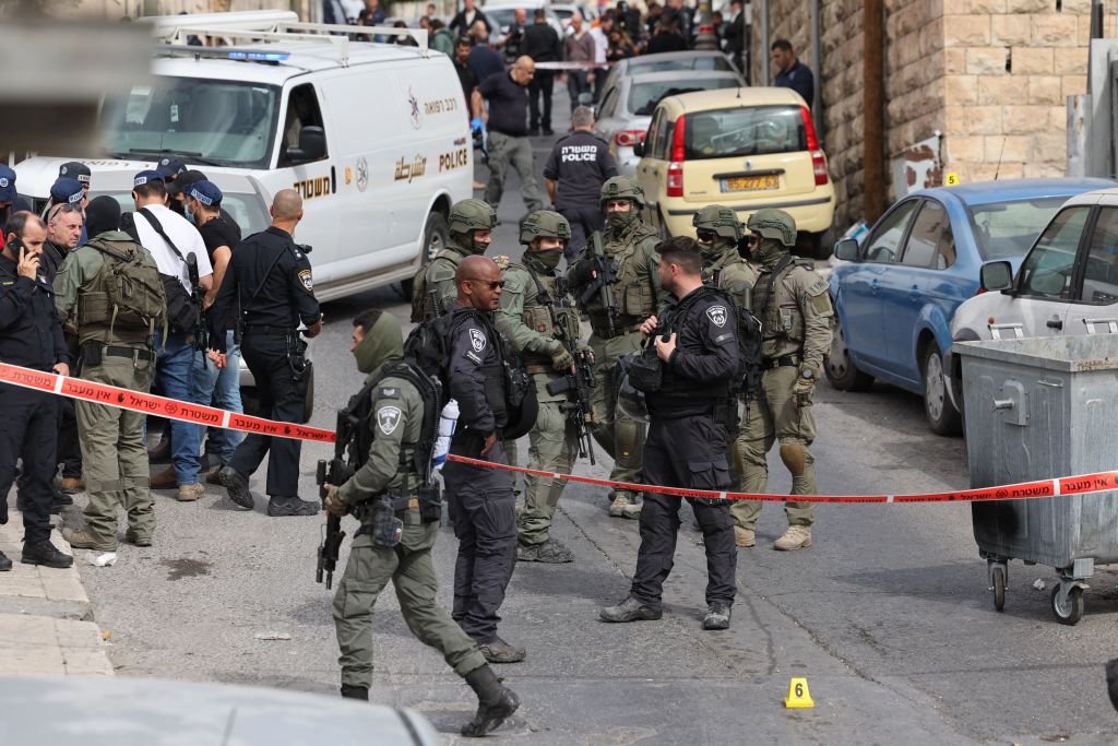قوات الشرطة الإسرائيلية وخدمة الطوارئ تجمعت في موقع الهجوم في حي سلوان