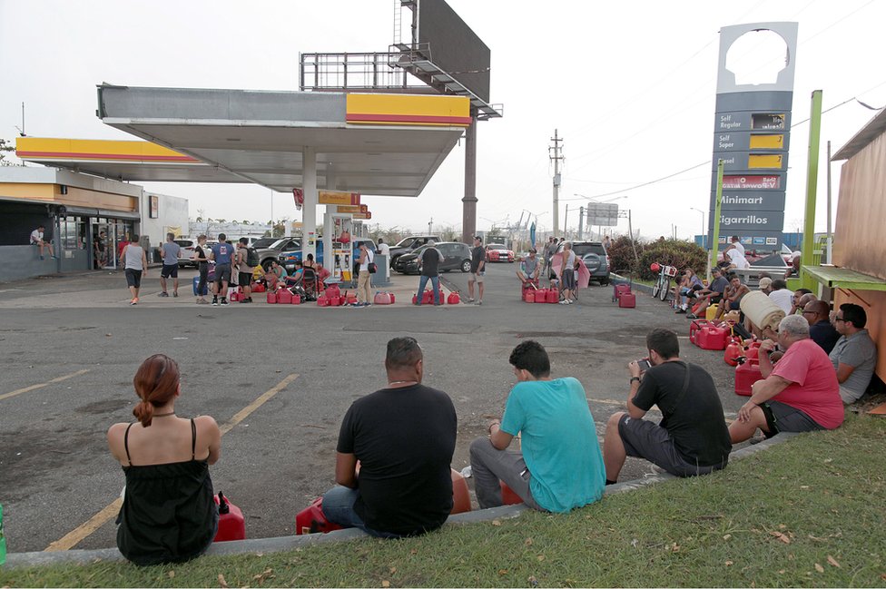 Hay largas filas para comprar diésel y gasolina. Personas haciendo fila para comprar gasolina