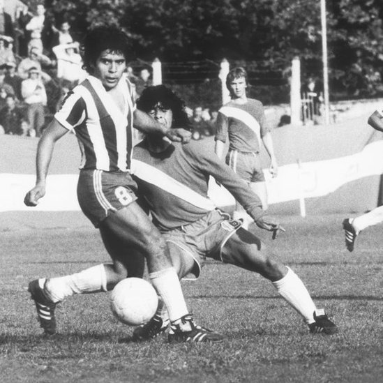 Maradona en un partido contra Talleres en 1976.