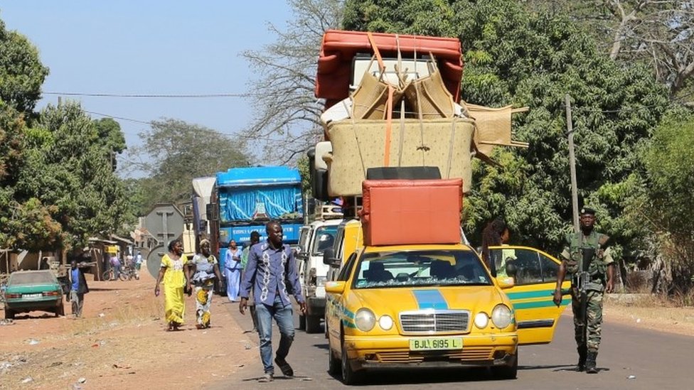 Машины выстраиваются в очередь на пограничном пункте пропуска в Селеки, Сенегал, на границе с Гамбией 17 января 2017 года.
