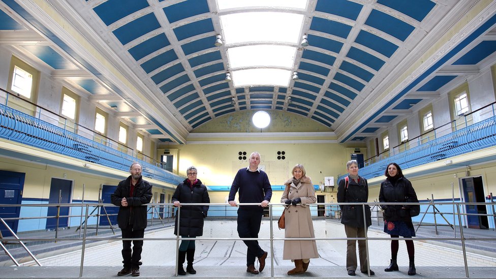 Слева направо: Барри Джонсон, Victoria Baths Trust; Джанет Слейд, Фонд Виктории Батс; Энтони Коули, Fusion Lifestyle; Джилл Эрншоу, Фонд Виктории Батс; Джилл Райт, Фонд Виктории Батс; Мишель Хиршхорн-Смит, вновь открыла бассейн Ньюкасла и турецкие бани