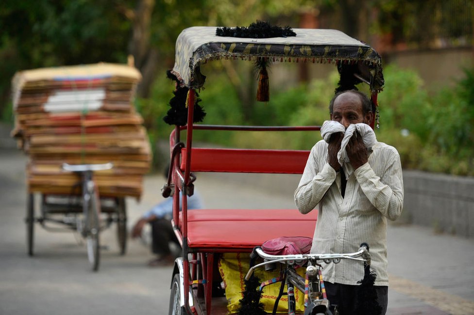 Рикша вытирает лицо тряпкой в ??жаркий летний день, когда температура в столице достигает 45 градусов по Цельсию, 31 мая 2019 года в Нью-Дели, Индия.