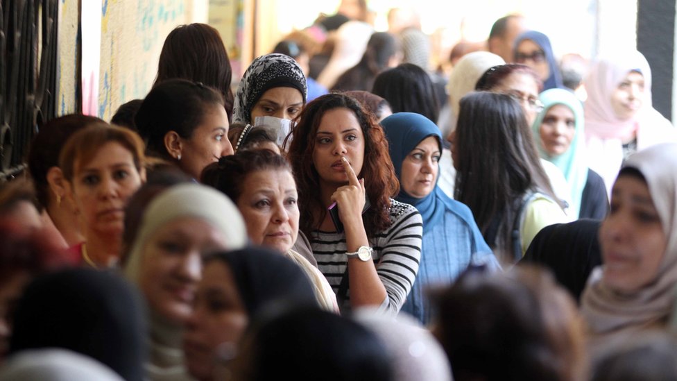 نساء اصطففن في أحد مراكز الاقتراع في القاهرة أثناء الانتخابات البرلمانية في نوفمبر/تشرين الثاني 2015