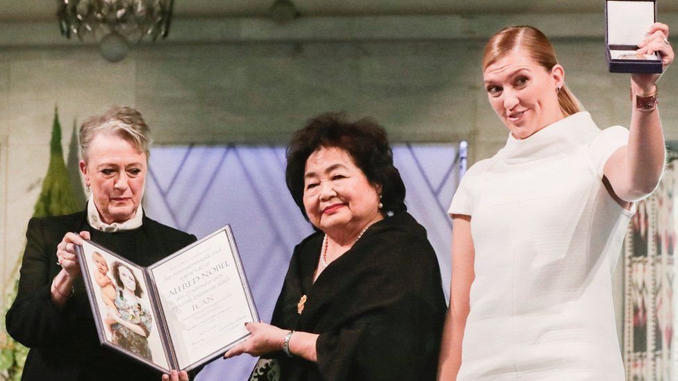 Beatrice Fihn (a la derecha) junto a Berit Reiss-Andersen, del comité del Nobel, y Setsuko Thurlow (en el centro) en plena ceremonia. Beatrice Fihn (a la derecha) junto a Berit Reiss-Andersen, del comité del Nobel, y Setsuko Thurlow.