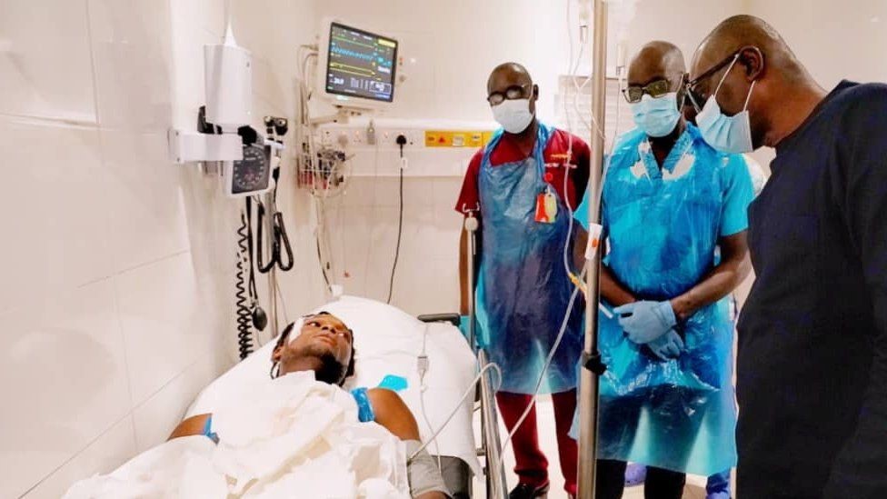 Tras el tiroteo, el gobernador de Lagos, Babajide Sanwo-Olu, visitó a los heridos en los hospitales locales.
