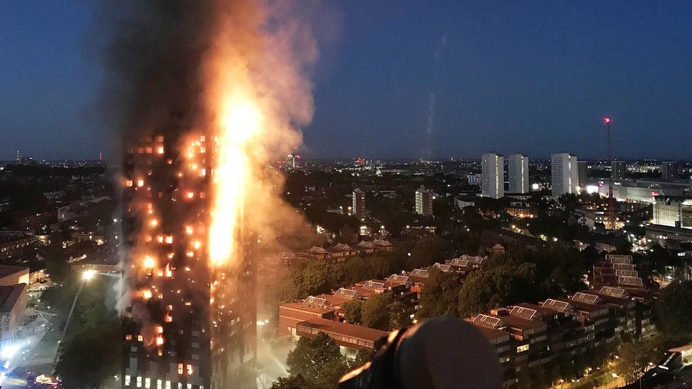 El fuego podía ser visto a varios kilómetros de distancia en el oeste de la capital británica. Vista aérea de la Torre Grenfell