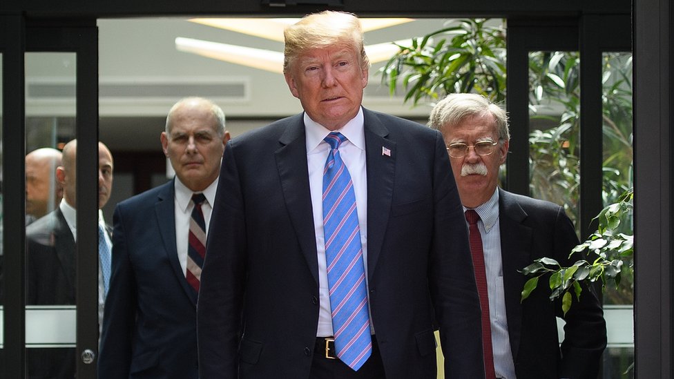 John Kelly, Donald Trump y John Bolton caminando juntos
