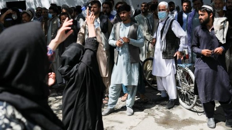 Un grupo de mujeres protesta en Kabul contra el gobierno talibán compuesto exclusivamente por hombres