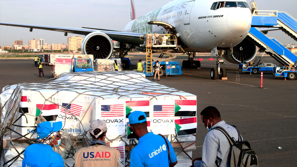 Vacinas sendo entregues ao Sudão via Covax