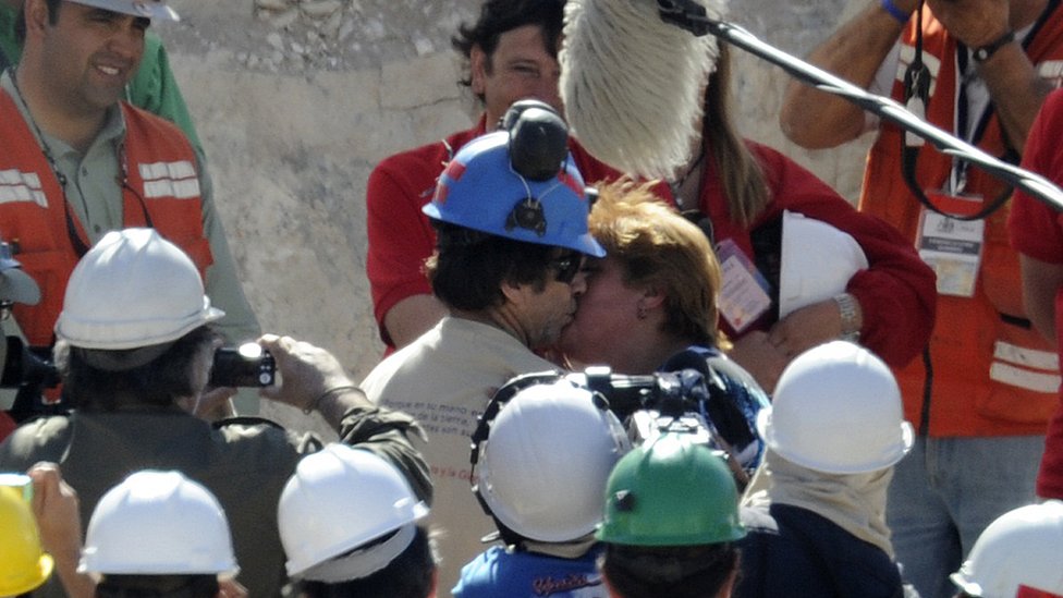 Чилийский шахтер Йонни Барриос целует свою девушку после того, как его спасли из шахты Сан-Хосе недалеко от Копьяпо