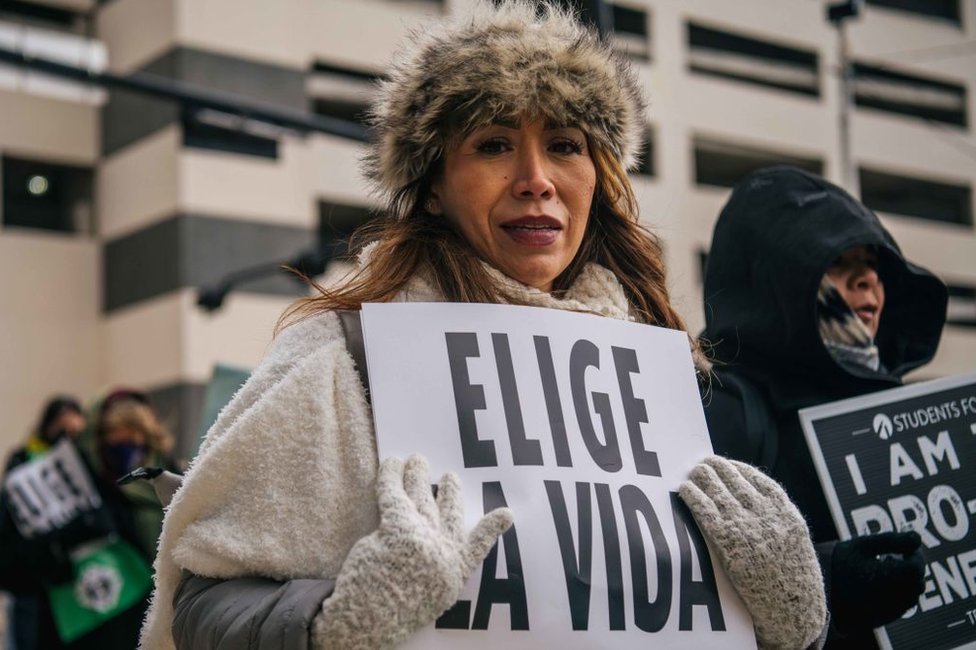 一名女子在德克薩斯州達拉斯舉行的墮胎抗議活動中，舉著"選擇生命"的標語。